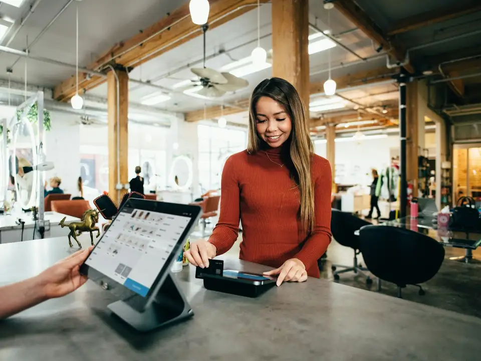 Local atendiendo un pedido desde una tablet
